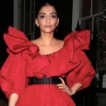 Sonam Kapoor sorprende con el vestido de Alexander McQueen, pero el maquillaje decepciona