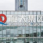 Las acciones de Evergrande se han tambaleado salvajemente esta semana y los pisos de negociación en Londres y Nueva York se han visto afectados por las preocupaciones de un colapso al estilo de Lehman Brothers (en la foto: la sede de la compañía en Shenzen, provincia de Guangdong)
