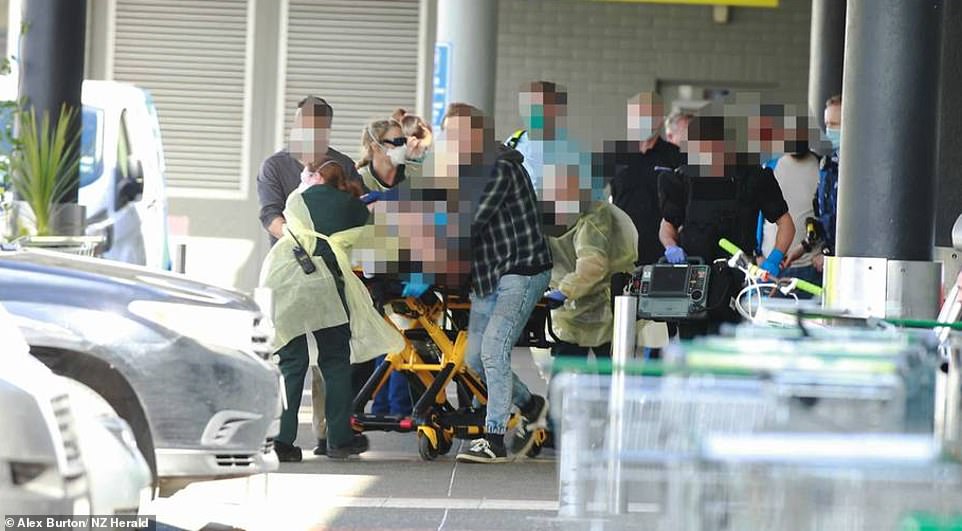 Seis personas fueron trasladadas de urgencia a hospitales en la isla norte de Nueva Zelanda el viernes por la tarde mientras el hombre con cuchillo murió dentro del supermercado Countdown en New Lynn.