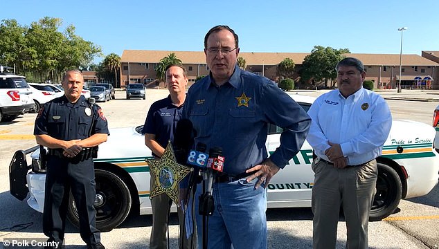 El alguacil del condado de Polk, Grady Judd, anunció el domingo que tres adultos y un bebé fueron asesinados a tiros en dos casas al norte de Lakeland, Florida, temprano en la mañana.