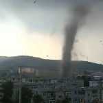El tornado dañó 50 casas en la ciudad de Huludao en la provincia nororiental china de Liaoning, además de arrancar árboles.  Una persona fue llevada al hospital para recibir tratamiento después de la tormenta.