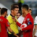 Ver: Ronaldo escapa rojo cuando parece golpear al jugador irlandés antes de lanzar un penalti