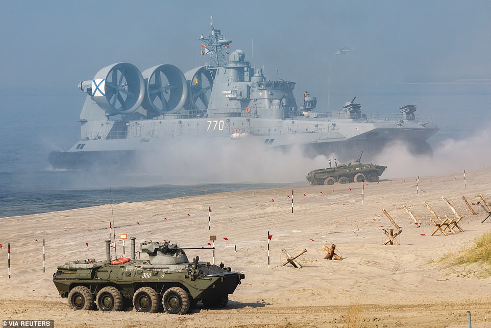 Rusia, Bielorrusia y otros están organizando enormes ejercicios militares, que incluyeron una invasión de la playa por el aerodeslizador más grande del mundo (en la foto)