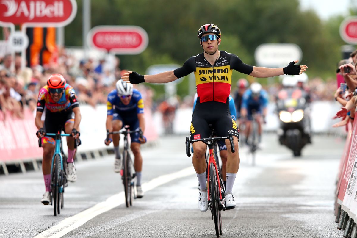Wout van Aert logra una tripleta en la sexta etapa del Tour de Gran Bretaña 2021