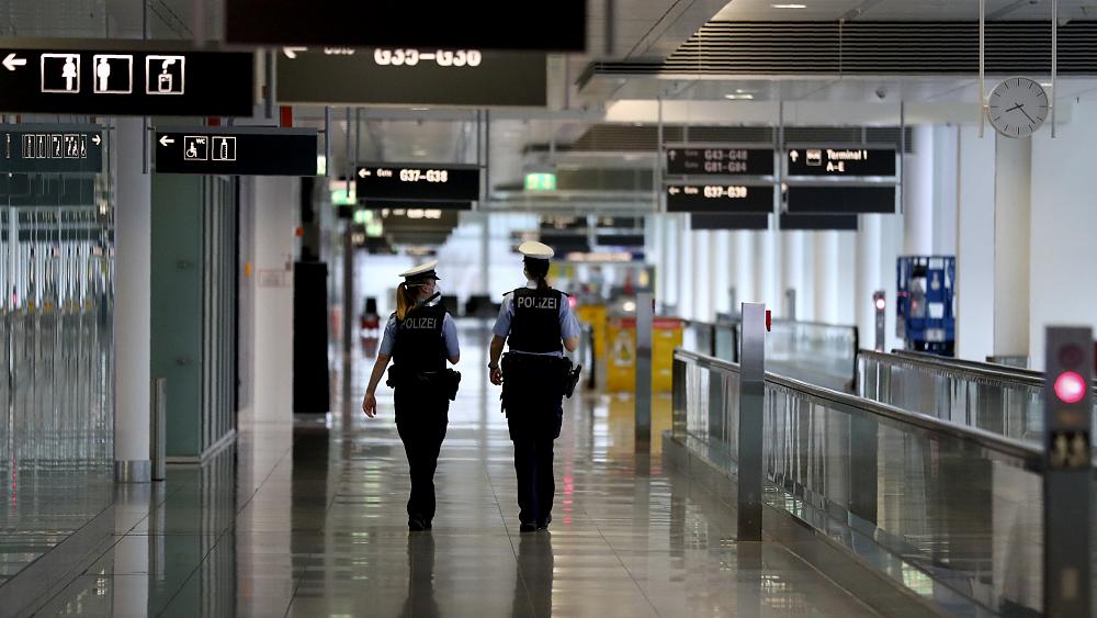 Aeropuerto cerrado después de encontrar un proyectil de mortero vivo en la mochila de un turista