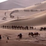 Cientos de chinos han participado en las celebraciones del Día Nacional montando camellos en el desierto de Gobi, cerca de Dunhuang, en el noroeste del país.