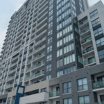 Balcones considerados "inseguros" en Londres, Ontario.  rascacielos donde un niño cayó fatalmente - Londres