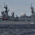 Buques navales de China y Rusia navegan juntos por el estrecho de Japón