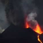 Cientos más para huir en isla española cuando el volcán entra en erupción
