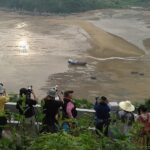 Melinda Chan visitó Xiapu, que tiene una costa en el Mar de China Oriental, y fotografió enjambres de turistas capturando a pescadores (arriba).  En declaraciones a MailOnline Travel, dijo: 'Algunos de los pescadores fueron dirigidos y posados.  Aunque algunos realmente estaban haciendo su propio trabajo '