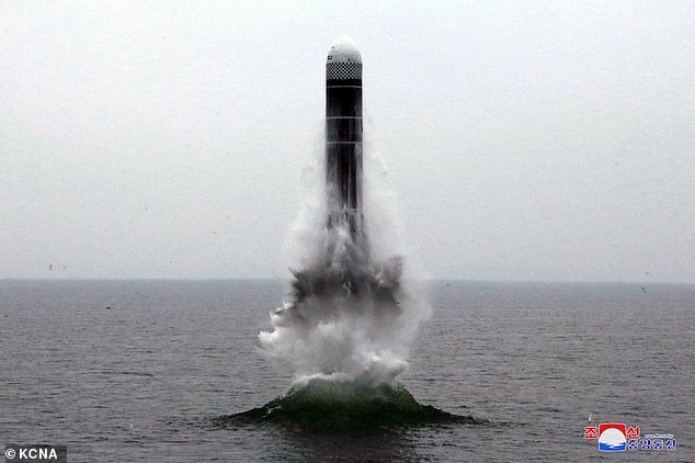 Corea del Norte lanzó un misil balístico cerca de su principal astillero de construcción de submarinos en Sinpo en las primeras horas del martes, lo que generó especulaciones de que estaba probando un misil balístico lanzado desde un submarino (imagen de archivo)