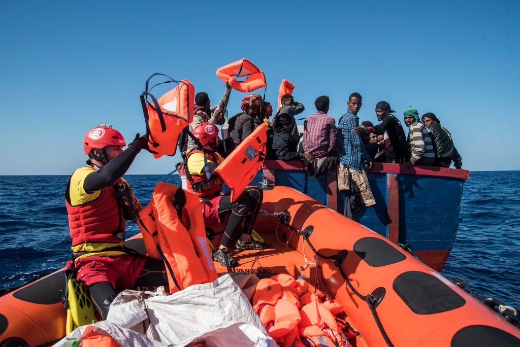 Cuatro muertos y 19 desaparecidos tras el hundimiento de un barco migrante tunecino