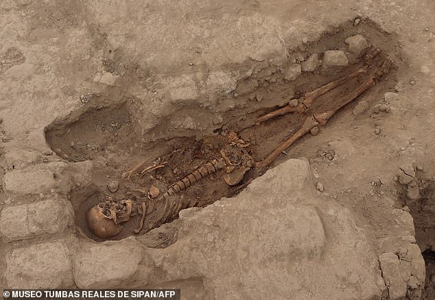 Los restos humanos de 29 personas enterradas como ofrendas de sacrificio hace más de 1.000 años han sido descubiertos en un templo preinca en el norte de Perú.