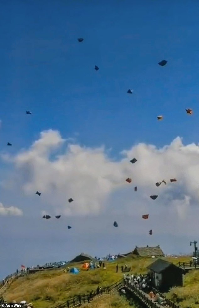 Las imágenes del 1 de octubre muestran alrededor de 50 carpas multicolores volando como cometas mientras los espectadores miran hacia arriba y señalan