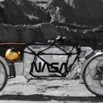Nuevas ruedas: la empresa alemana de diseño de motores Hookie ha presentado un concepto de motocicleta que podría permitir a los futuros astronautas cruzar la luna a 15 km / h.