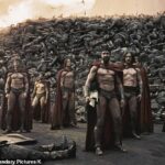 El rey Leónidas I de Esparta dirigió un grupo de 300 guerreros que detuvieron a miles de invasores persas en la Batalla de las Termópilas en 480 a. C.  En la foto: guerreros espartanos en la película 300