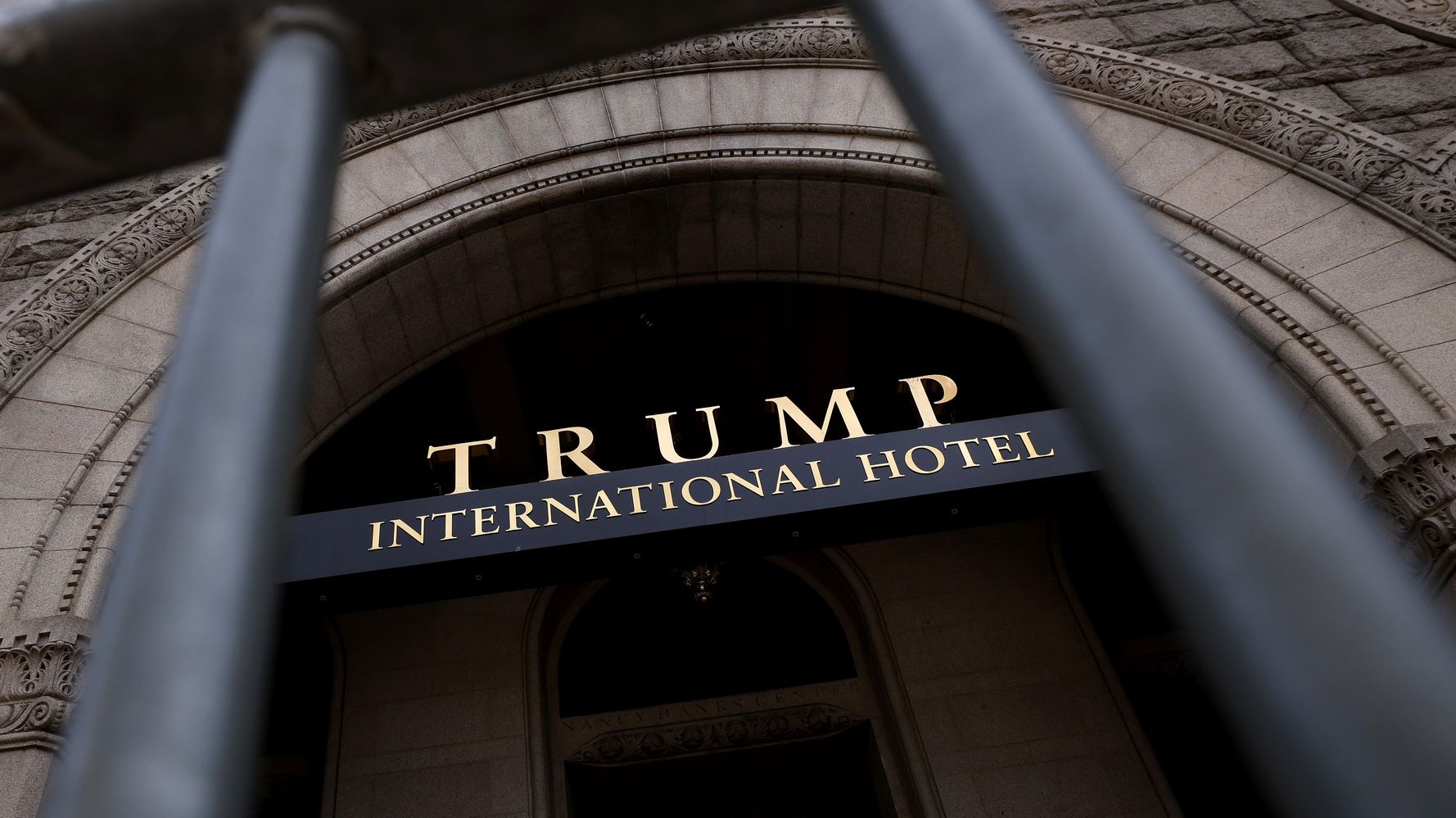El hotel de Trump en DC sufrió una hemorragia de dinero cuando afirmó lo contrario y tomó efectivo extranjero