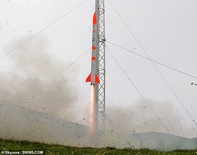 El lanzamiento del cohete Skylark Nano de dos metros en junio, que alcanzó una altitud de seis kilómetros, desde el continente de las Shetland.