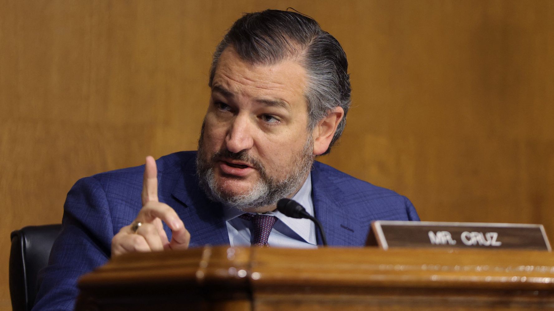 El senador Ted Cruz defiende a un padre que dio el saludo nazi en la reunión de la junta escolar
