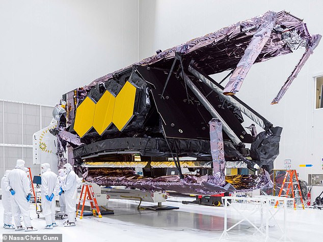 El telescopio espacial James Webb de la NASA (JWST) se ha desempacado en la Guayana Francesa, antes de su lanzamiento en diciembre.