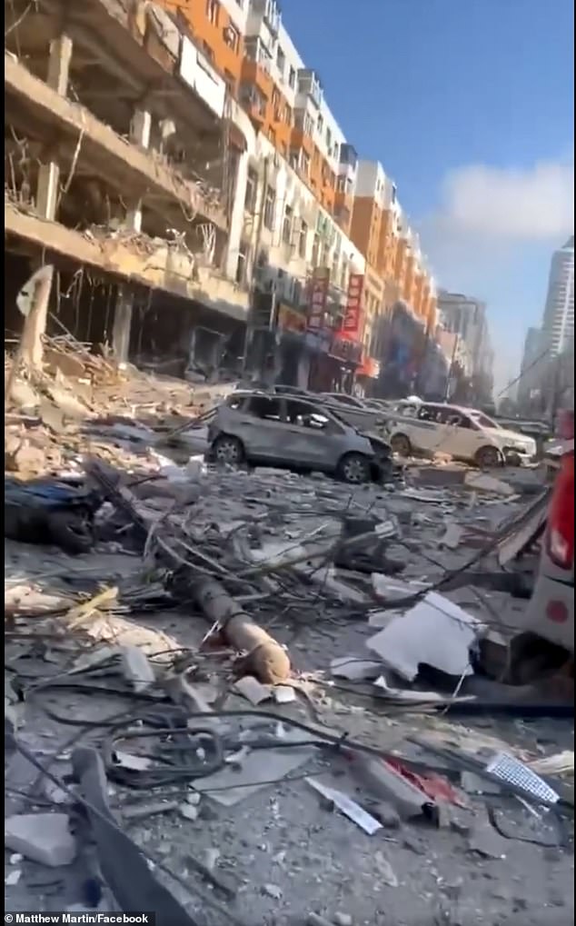 Una persona murió y decenas resultaron heridas después de que una explosión de gas sacudiera un vecindario en Shenyang.  En la foto aparecen edificios y automóviles dañados.