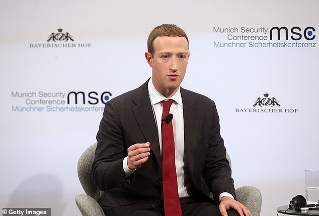 La compañía de Mark Zuckerberg todavía está negociando acuerdos separados con otras compañías de medios francesas, como la agencia nacional de noticias Agence France-Presse (en la foto: Zuckerberg hablando en Alemania en febrero de 2020)