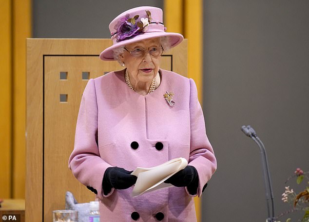 La Reina hizo una rara intervención pública sobre la crisis del cambio climático ayer, diciendo que está 'irritada' por la gente que 'habla pero no lo hace'