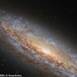 El telescopio espacial Hubble tomó una foto de una galaxia que muestra un 'estallido de formación estelar'.  NGC 4666 está aproximadamente a 80 millones de años luz de distancia en la constelación de Virgo.
