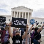La Corte Suprema debería bloquear la ley de aborto de Texas y rechazar las ofertas para revocar Roe v. Wade, dice el DOJ