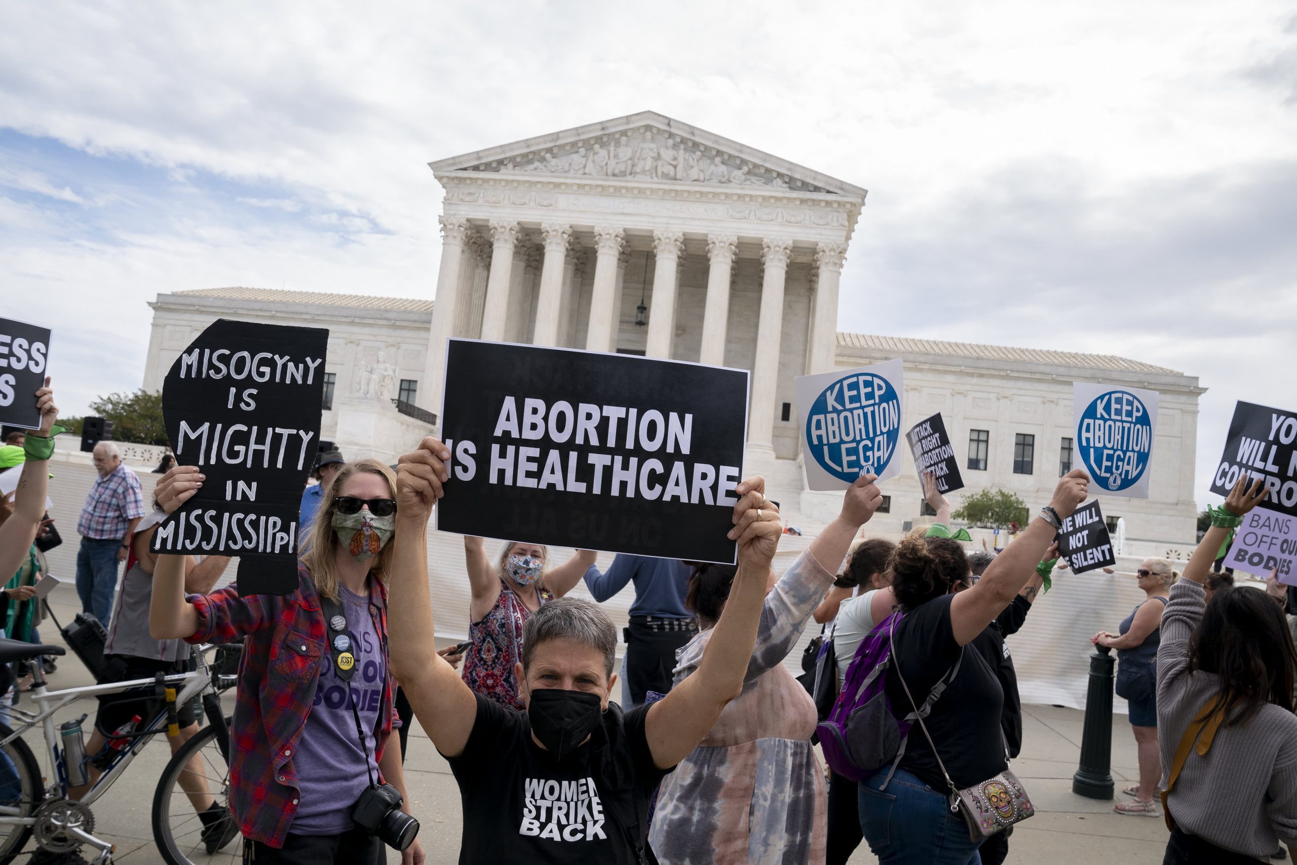 La Corte Suprema debería bloquear la ley de aborto de Texas y rechazar las ofertas para revocar Roe v. Wade, dice el DOJ