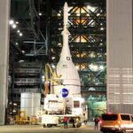 La nave espacial Orion de la NASA (en la foto), que llevará a la primera mujer y al siguiente hombre a la luna, está lista para ser acoplada a un cohete que podría enviarlo a nuestro satélite lunar a finales de este año.
