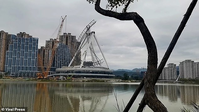 Una noria se derrumbó mientras se construía en una ciudad china el lunes por la tarde
