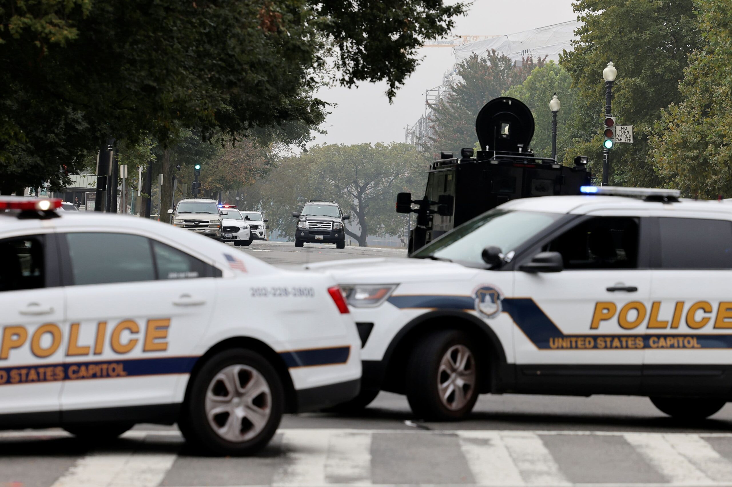 La policía del Capitolio saca a un hombre de una camioneta sospechosa estacionada frente a la Corte Suprema: 'Todos están a salvo'