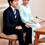 La princesa Mako de Japón (derecha) sufre de trastorno de estrés postraumático por los 'comentarios abusivos' en los medios de comunicación sobre su matrimonio con el plebeyo Kei Komuro (izquierda), dijeron asistentes.