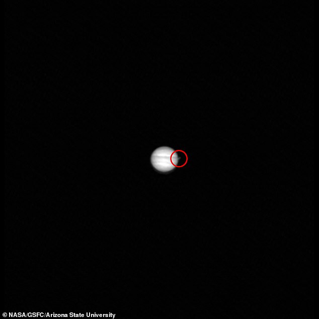 El Lunar Reconnaissance Orbiter de la NASA ha tomado una foto en blanco y negro de Júpiter y dos de sus lunas, Io y Europa (marcadas con un círculo rojo arriba).