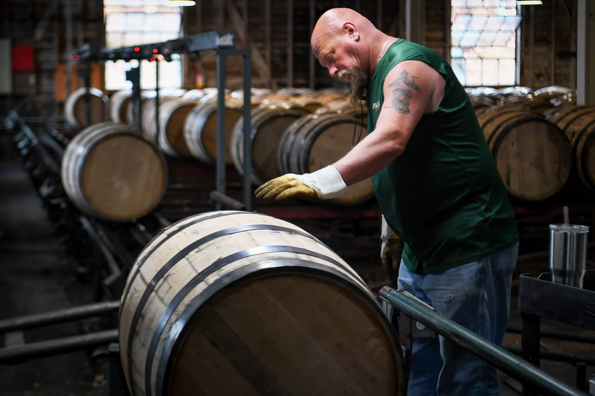 Los destiladores de bourbon enfrentan grandes impuestos y aranceles más altos después de un año récord para la producción