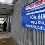 Los empleadores de EE. UU. Agregan leves 194,000 puestos de trabajo mientras la variante Delta se mantiene en suspenso