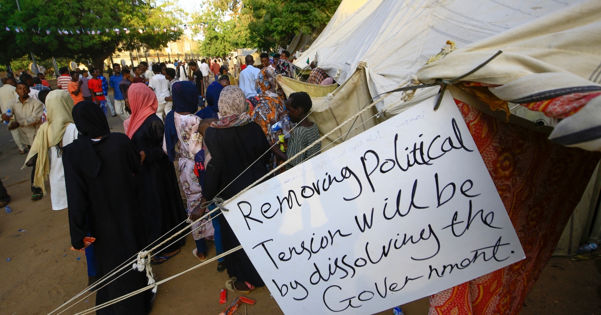 Los manifestantes pro militares piden la disolución del gobierno de Sudán
