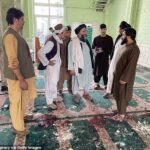 Tres explosiones de bombas alcanzaron la mezquita de Fatemieh, que se cree que es la casa de oración chiíta más grande de la provincia afgana de Kandahar, durante las oraciones del viernes, matando a decenas de personas.