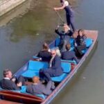 Un transeúnte vio a la presidenta de la Cámara de Representantes, Nancy Pelosi, y a su esposo Paul, disfrutando de un viaje en un 'punt', un bote de fondo plano, en el río Cam en Cambridge, Inglaterra.