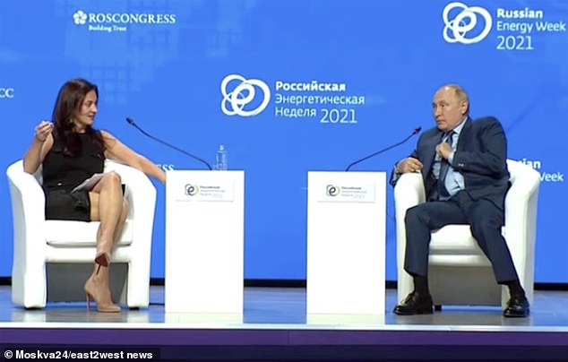 Vladimir Putin criticó duramente al presentador de CNBC News, Hadley Gamble (derecha) por no escuchar su argumento sobre la guerra del gas con Europa.