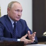 Vladimir Putin dijo a los principales funcionarios que se sometía a pruebas a diario y que `` todo estaba bien '' después de que un presidente de la cámara alta del parlamento le preguntara sobre su estado.