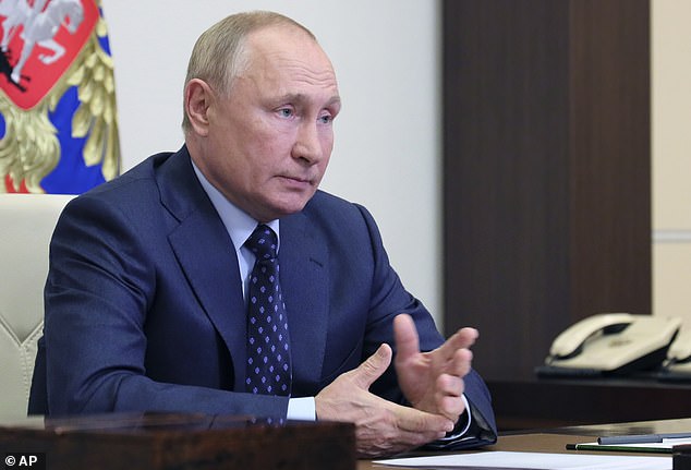 Vladimir Putin dijo a los principales funcionarios que se sometía a pruebas a diario y que `` todo estaba bien '' después de que un presidente de la cámara alta del parlamento le preguntara sobre su estado.
