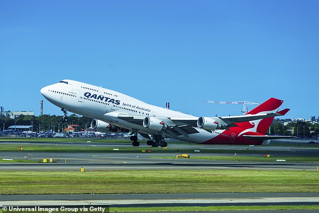 Qantas ha sido acusado de infringir la ley de seguridad en el lugar de trabajo por despedir a un trabajador que expresó su preocupación por la infección por Covid-19 en un avión que había llegado de China en febrero de 2020.