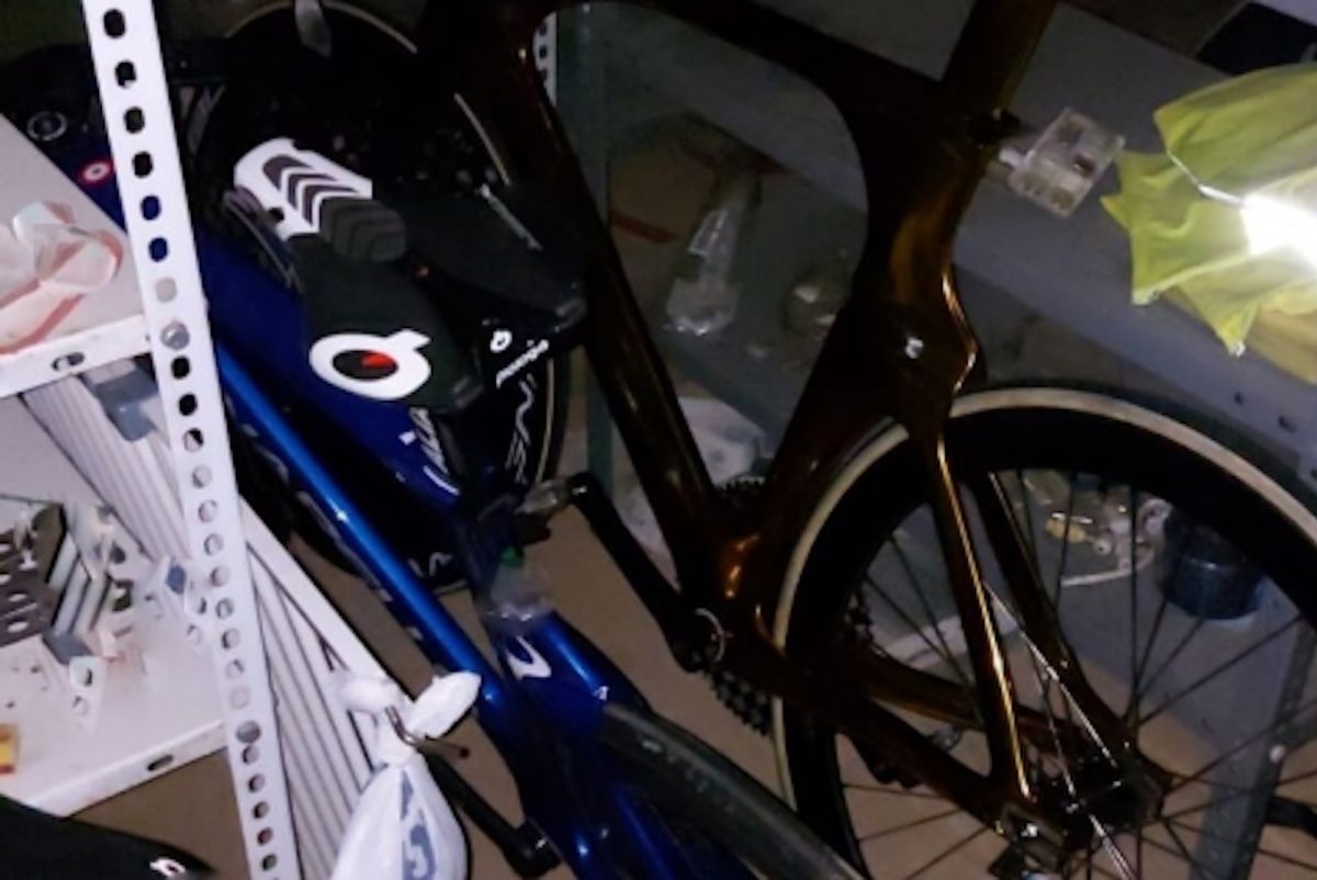 Redada antidrogas en Rumanía hace que la policía descubra la bicicleta de pista robada de Filippo Ganna
