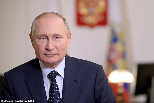 El presidente Vladimir Putin confirmó que había recibido el disparo del Sputnik V de Rusia a principios de este año.