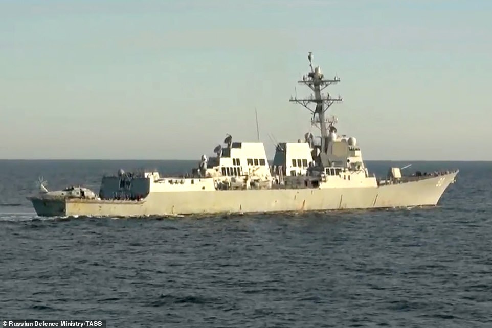 En esta captura de pantalla de video se muestra el destructor de misiles guiados USS Chafee (DDG 90), que se ha desplegado en el Mar de Japón, cerca de las aguas territoriales de Rusia, durante unos días.