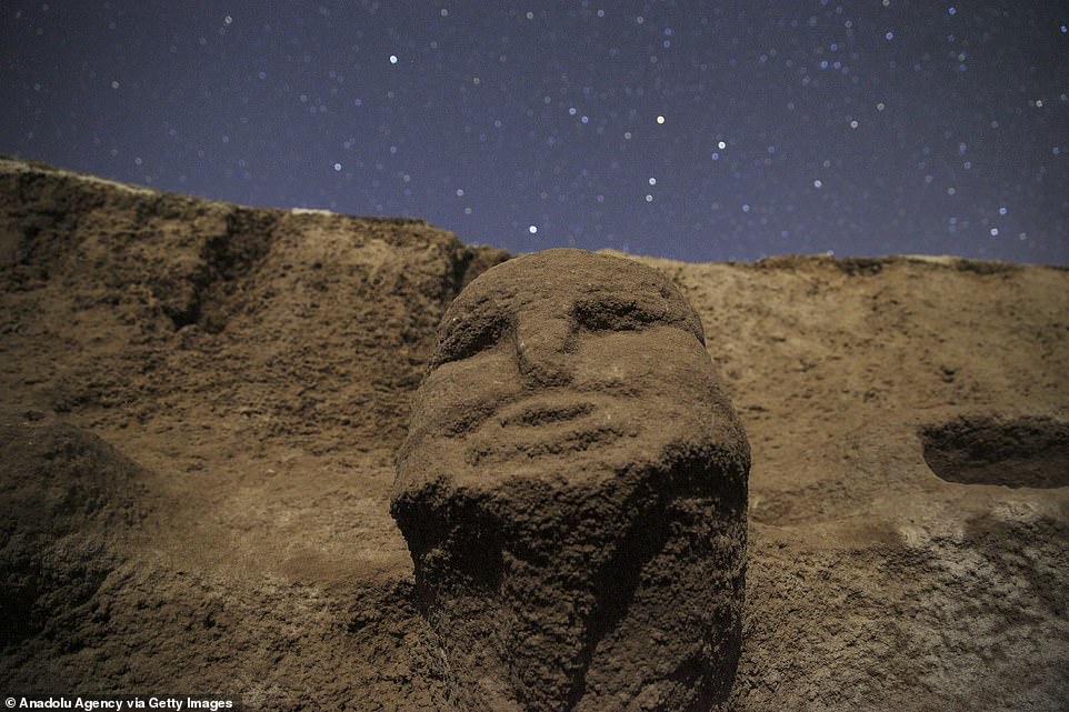 Se han descubierto impresionantes esculturas de figuras y cabezas humanas (en la foto) en lo que se considera uno de los asentamientos más importantes del período Neolítico.