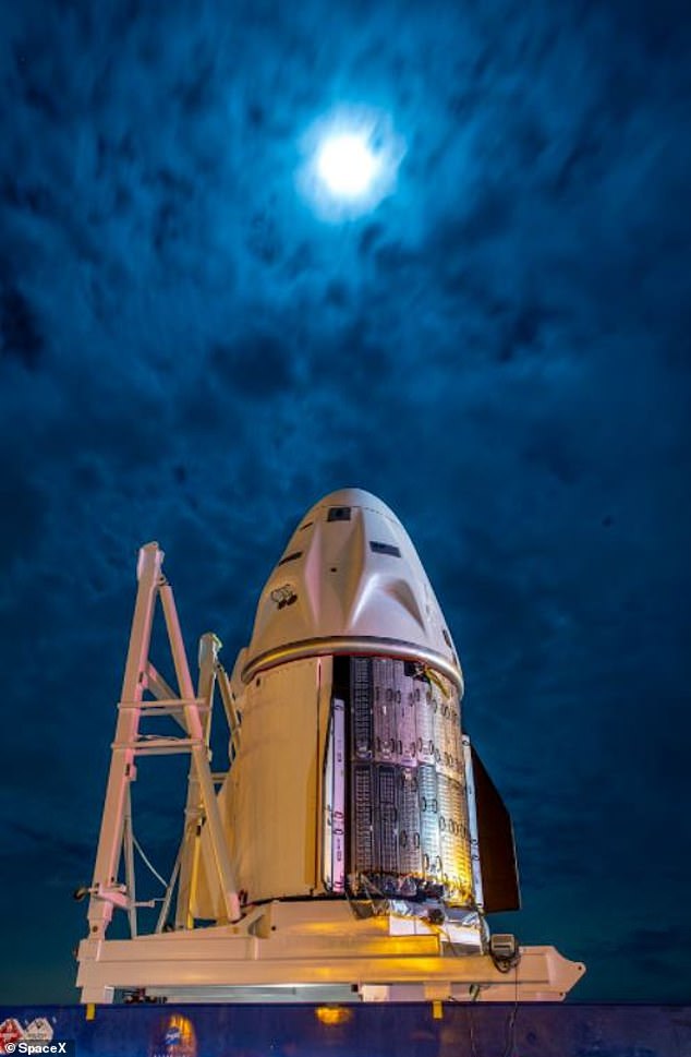 La misión de Halloween de SpaceX a la Estación Espacial Internacional (ISS) parece que se lanzará según lo programado, siempre que la NASA apruebe el inodoro mejorado de la cápsula Crew Dragon.  En la foto: la cápsula de la tripulación que llega al Centro Espacial Kennedy el domingo