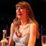 Taylor Swift agradece a sus fans después de aceptar el premio por la película 'Folklore'